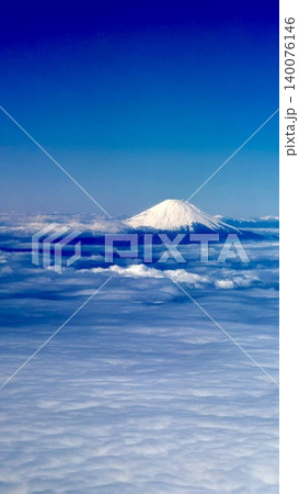 雲海を見下ろす飛行機からの富士山と南アルプス 140076146