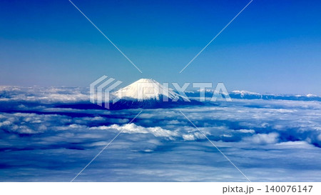 雲海を見下ろす飛行機からの富士山と南アルプス 雲海を見下ろす飛行機からの富士山と南アルプス 140076147