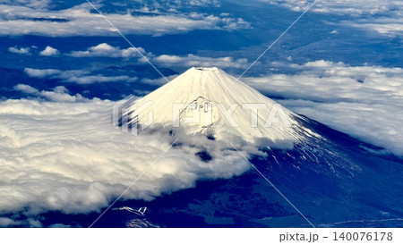 雲海を見下ろす飛行機からの雪がかかった富士山 雲海を見下ろす飛行機からの雪がかかった富士山 140076178