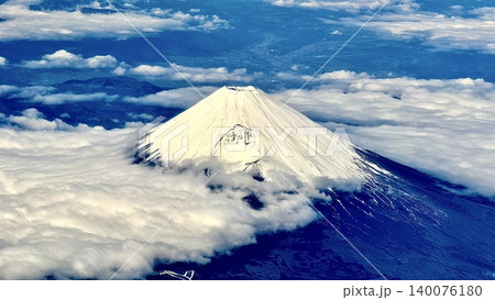 雲海を見下ろす飛行機からの雪がかかった富士山 140076180