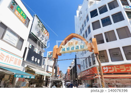 東京・高円寺　高円寺駅北口の駅前風景　高円寺純情商店街 140076396