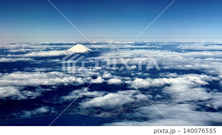 駿河湾と雲海を見下ろす空撮の冬の富士山 駿河湾と雲海を見下ろす空撮の冬の富士山 140076585