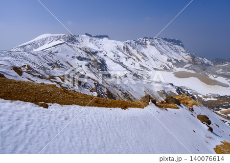 福島県の安達太良山、主稜線から望む船明神山と沼ノ平 福島県の安達太良山、主稜線から望む船明神山と沼ノ平 140076614