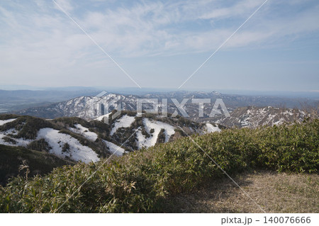 北海道幌加内の山頂から見渡す残雪の山並みと青空のパノラマ 北海道幌加内の山頂から見渡す残雪の山並みと青空のパノラマ 140076666
