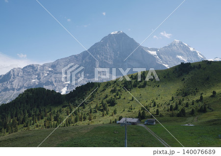 スイスのアイガーとメンヒを望む緑の高原と山荘 スイスのアイガーとメンヒを望む緑の高原と山荘 140076689