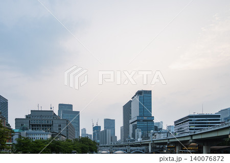 中之島の川沿いに広がる近代建築と阪神高速道路が織りなす都会の夕景 中之島の川沿いに広がる近代建築と阪神高速道路が織りなす都会の夕景 140076872