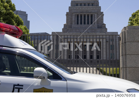 国会議事堂とパトカーのイメージ 140076958