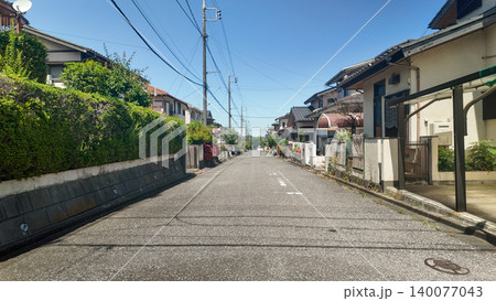 夏の日の静かな住宅街 140077043