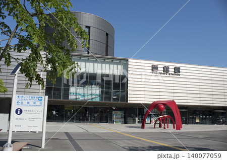 青空を背景にした函館駅 140077059