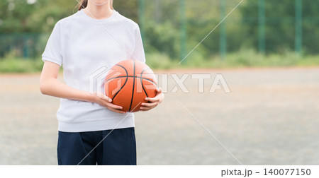 体操服,運動服を着てバスケットボールを持つ小学生,中学生,高校生の女の子,子供 140077150