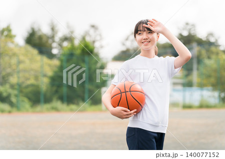 体操服,運動服を着てバスケットボールを持つ小学生,中学生,高校生の女の子,子供 140077152