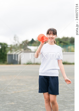 メガホンを持って応援する体操着姿の中学生,高校生,小学生の女の子 メガホンを持って応援する体操着姿の中学生,高校生,小学生の女の子 140077154