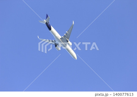 青空を飛ぶ飛行機 140077613