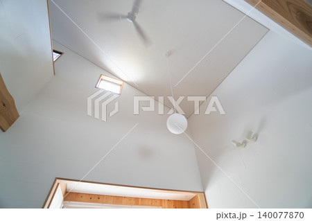 吹き抜けにつけられたシーリングファンが回っている新築一戸建て住宅のリビングの天井 吹き抜けにつけられたシーリングファンが回っている新築一戸建て住宅のリビングの天井 140077870
