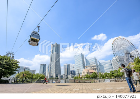 横浜みなとみらいの都市風景　運河パークとロープウェイ 140077923