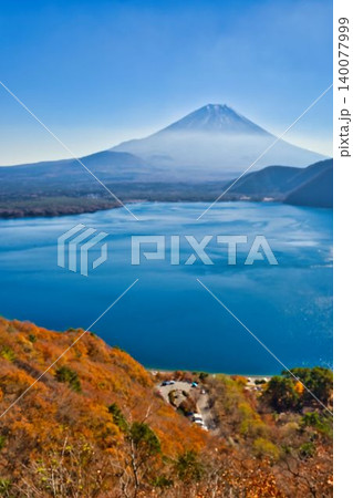 秋の本栖湖と富士山 140077999