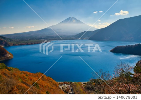 秋の本栖湖と富士山 秋の本栖湖と富士山 140078003
