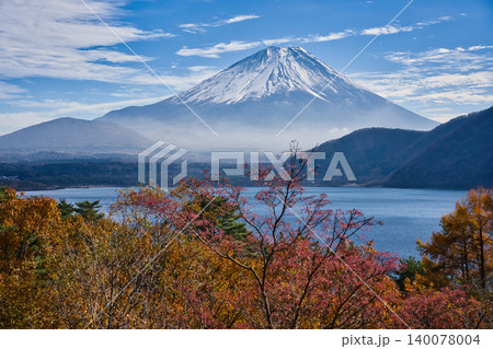 秋の本栖湖と富士山 秋の本栖湖と富士山 140078004