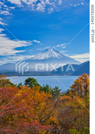 秋の本栖湖と富士山 140078006