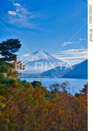 秋の本栖湖と富士山 秋の本栖湖と富士山 140078007