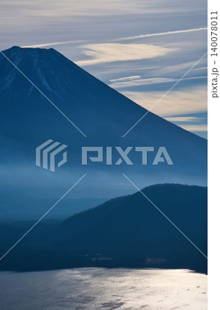 秋の本栖湖と富士山 秋の本栖湖と富士山 140078011