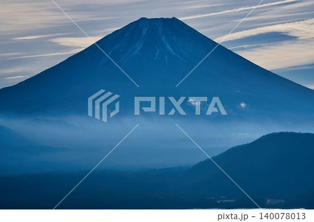 秋の本栖湖と富士山 秋の本栖湖と富士山 140078013