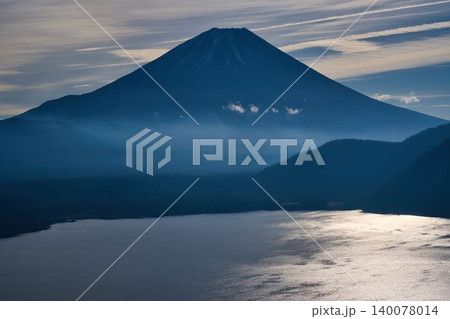 秋の本栖湖と富士山 140078014