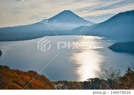 秋の本栖湖と富士山 秋の本栖湖と富士山 140078016