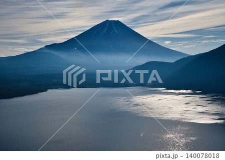 秋の本栖湖と富士山 秋の本栖湖と富士山 140078018