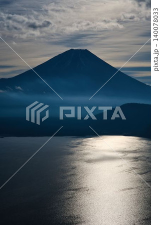 秋の本栖湖と富士山 秋の本栖湖と富士山 140078033