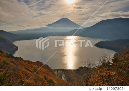 秋の本栖湖と富士山 140078034