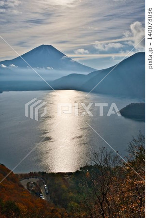 秋の本栖湖と富士山 140078036