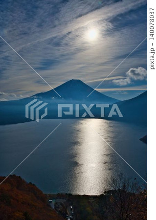 秋の本栖湖と富士山 140078037