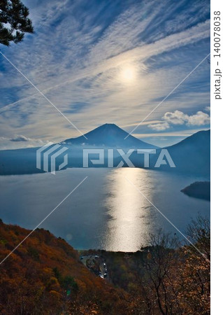 秋の本栖湖と富士山 140078038