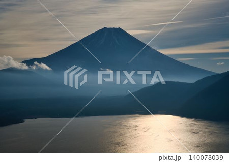秋の本栖湖と富士山 140078039