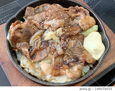 スキレット生姜焼き 鉄板生姜焼き 北海道ブランド豚肉 スキレット生姜焼き 鉄板生姜焼き 北海道ブランド豚肉 140078055