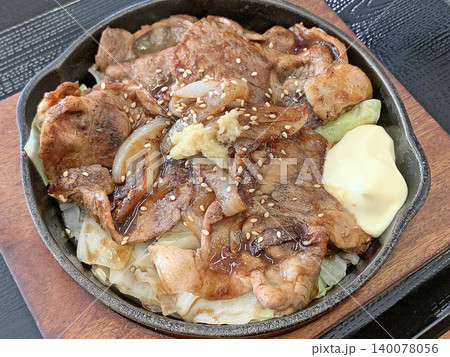 スキレット生姜焼き 鉄板生姜焼き 北海道ブランド豚肉 スキレット生姜焼き 鉄板生姜焼き 北海道ブランド豚肉 140078056