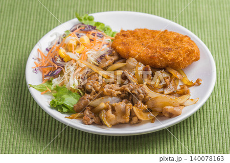 焼き肉とコロッケのワンプレート 焼き肉とコロッケのワンプレート 140078163