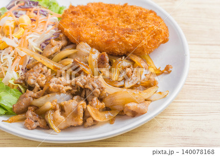 焼き肉とコロッケのワンプレート 140078168