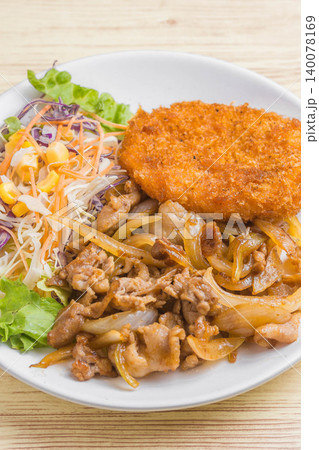 焼き肉とコロッケのワンプレート 140078169