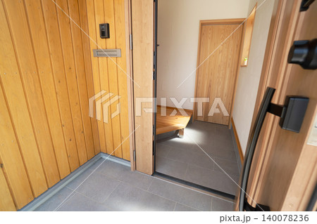 木製の壁と土間タイルのある日本の新築一戸建住宅のすっきりした明るい玄関 木製の壁と土間タイルのある日本の新築一戸建住宅のすっきりした明るい玄関 140078236