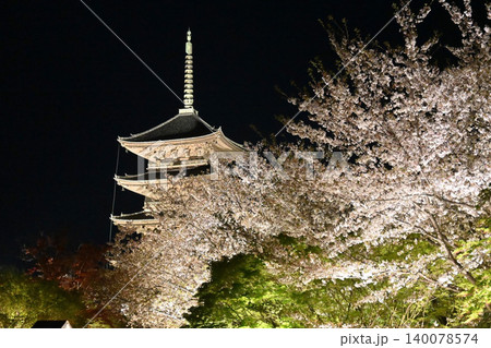 桜咲く夜の京都市東寺 国宝五重塔 桜咲く夜の京都市東寺 国宝五重塔 140078574