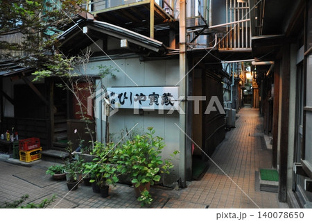 八月、渋温泉の入り組んだ路地 140078650