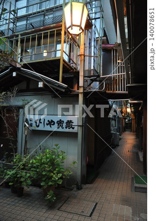 八月、渋温泉の入り組んだ路地 八月、渋温泉の入り組んだ路地 140078651