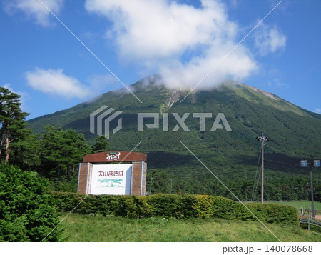 九月、鳥取県大山付近の牧場 140078668