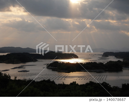 九月、志摩の桐垣展望台から見える英虞湾の島々 九月、志摩の桐垣展望台から見える英虞湾の島々 140078687