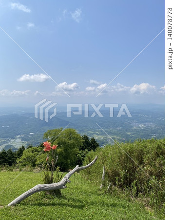 新緑の高原と遠くの山並みを望む初夏の展望風景 新緑の高原と遠くの山並みを望む初夏の展望風景 140078778