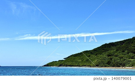 沖縄の石垣島の大崎ビーチの青い海 沖縄の石垣島の大崎ビーチの青い海 140079001