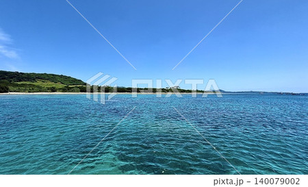 沖縄の石垣島の大崎ビーチの青い海 沖縄の石垣島の大崎ビーチの青い海 140079002