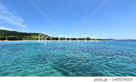 沖縄の石垣島の大崎ビーチの青い海 沖縄の石垣島の大崎ビーチの青い海 140079003